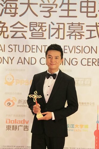 朱雨辰亮相大学生电视节 当选最受欢迎男演员
