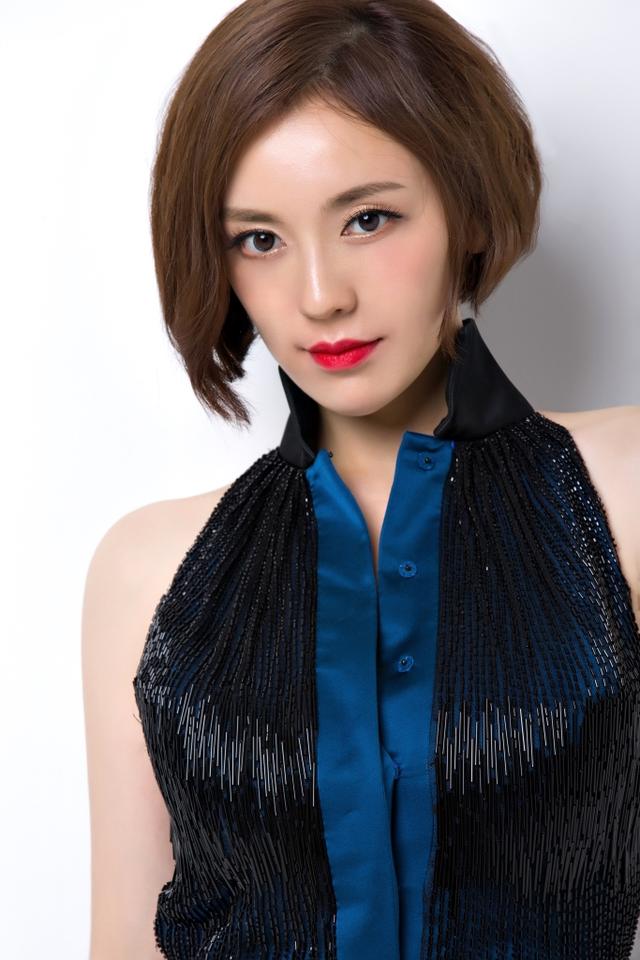  吕佳容 圣诞拍《热血》 脚受轻伤变猪蹄