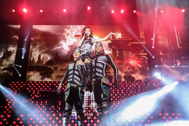 邓紫棋登The Forum开唱 成此舞台首位华人歌手