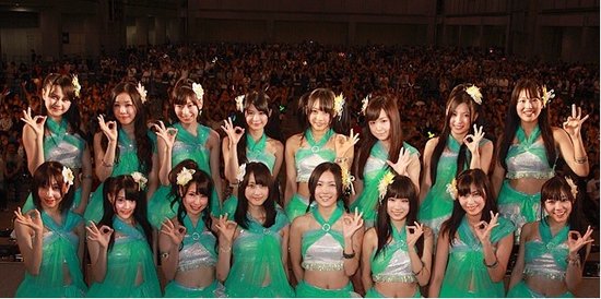 SKE48举行发行纪念活动 性感舞台装引人注目