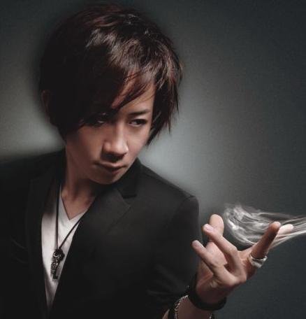 在这种不满足心理的驱使下,刘谦在2011年台湾春晚上表演的魔术在网上
