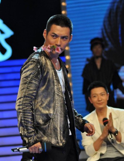 [转载]【haha】"帅燕青"严宽叼花登场 安以轩"豪放"吻