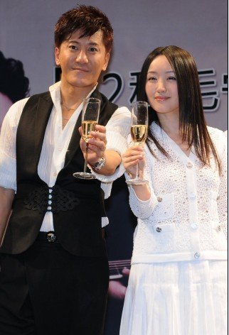 43岁毛宁承认已有伴侣 盘点毛宁杨钰莹亲密照