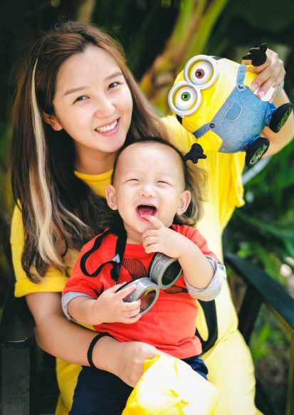 想要七宝拍照时笑?何洁:他爸得不断抽打自己_娱乐_腾讯网