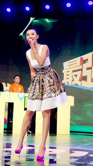 爱戴参加某世界杯节目 豪放脱鞋光脚踢足球