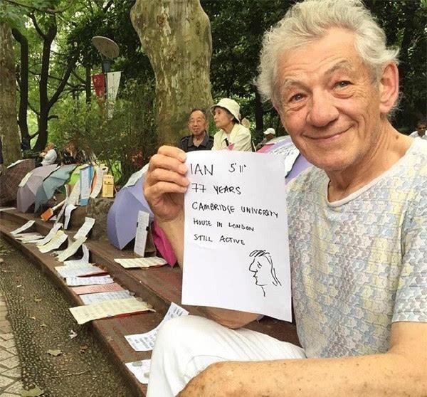 “甘道夫”中国行:去了相亲角,但重点为莎翁