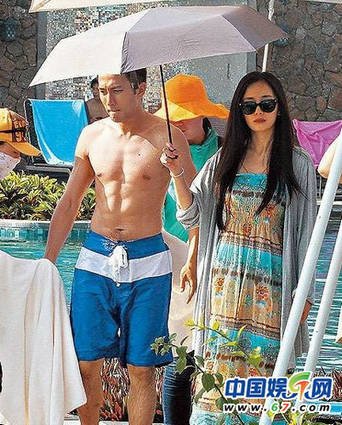 刘恺威半裸拍戏杨幂撑伞 男方不敢<em>偷瞄美女</em>_娱