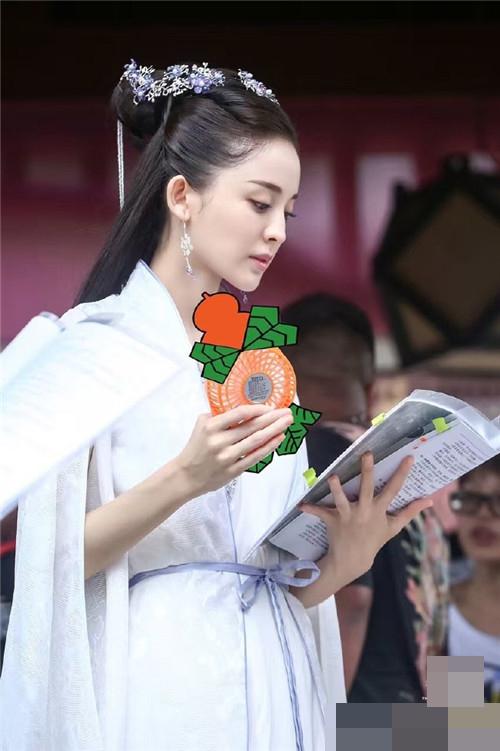 娜扎发博演绎“横店瘫” 网友调侃怎么瘫都美