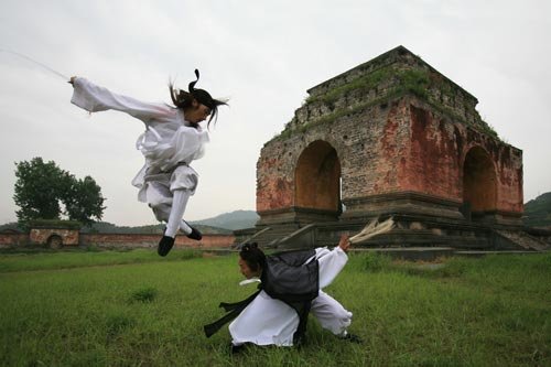 武当太极湖畔行云流水的太极武术