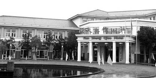 “蝙蝠侠”低调进组《十三钗》 蓄须专为张艺谋