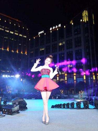 勾雪莹献唱跨年晚会 亮眼红裙展青春俏丽