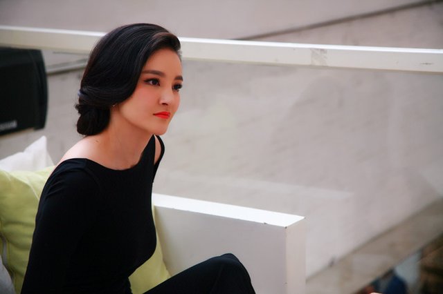 刘雨欣多变偶像剧之路 时尚女神一秒变身白骨精