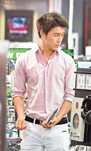 何猷君买爱情片独自浪漫 何超云口腔溃烂无法医