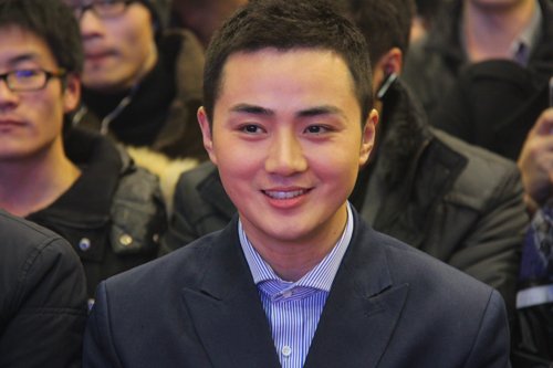 余少群亮相戏剧节颁奖盛典 为“老乡”鼓励喝彩
