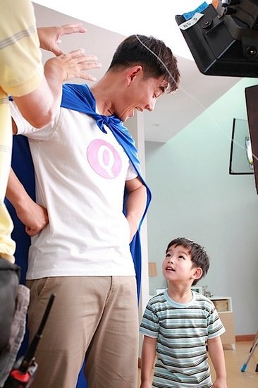 任贤齐化身咆哮教主 与宝贝儿子片场耍宝