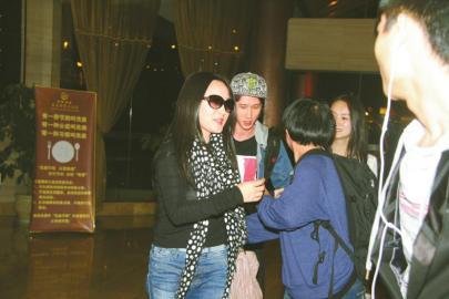 杨钰莹称<em>女人</em>应做向日葵 称终身<em>大事</em>随缘吧 _