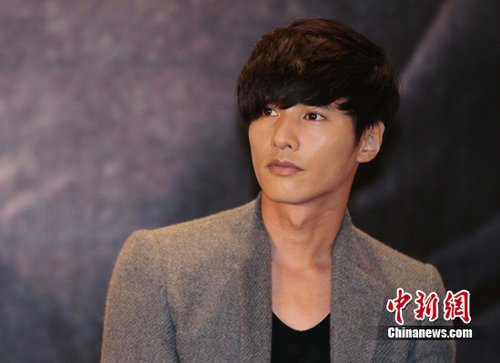 元彬首次来华宣传电影 粉丝心疼削瘦送补品(图