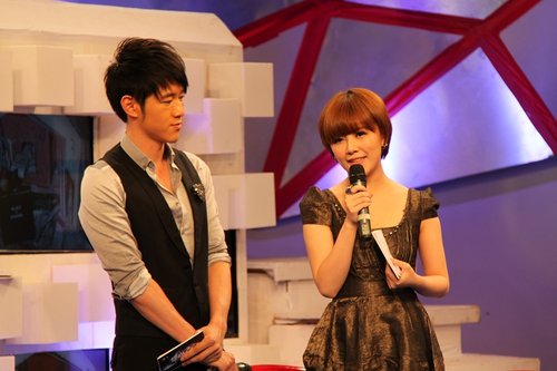 陈正飞主持《锋尚之王》 合作默契闻香识唐笑