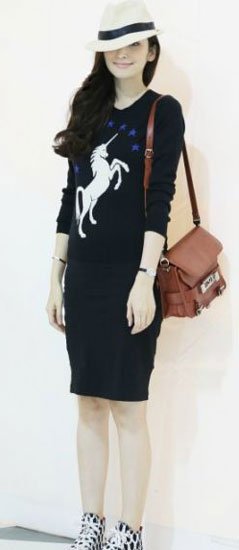 吴佩慈秀孕妇时尚装扮 平底鞋紧身裙仍星味十