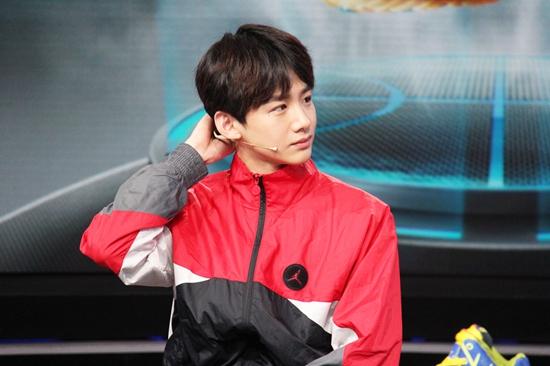 青茫boy白敬亭化身西装熟男 现身大学生电影节