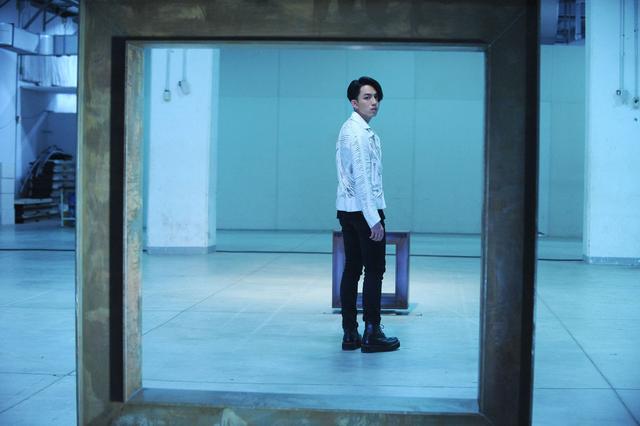 林宥嘉乔装星探入校园 拍MV热血过头险酿手残