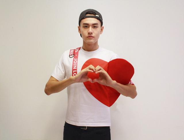 金禹伯身着爱心绑带T恤 用温暖助力公益慈善