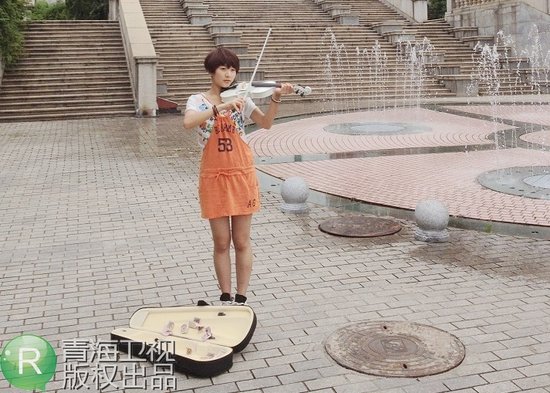 花儿王璐拍vcr玩小提琴 被误认街头卖艺遭施舍