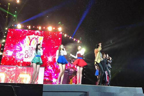 勾雪莹献唱跨年晚会 亮眼红裙展青春俏丽