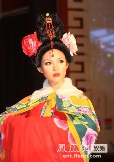 众名模大秀历代民族服装 张梓琳扮文成公主(图