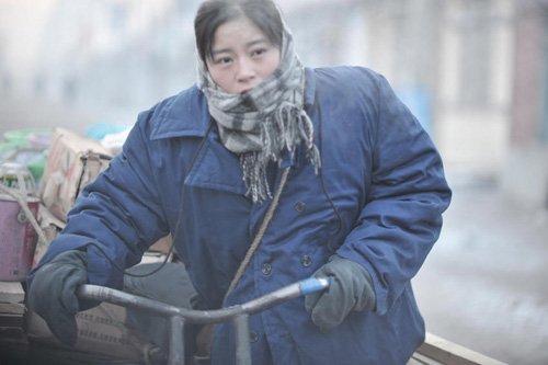 王媛可走进《 兵团岁月 》 时尚小猫成土妞儿_娱