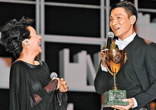 刘德华席开150桌提前庆生 叶德娴送影后奖杯祝贺