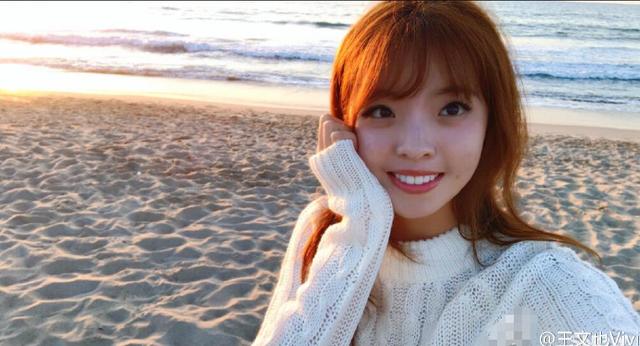王中磊爱女晒甜笑美照 站海边享受温暖阳光