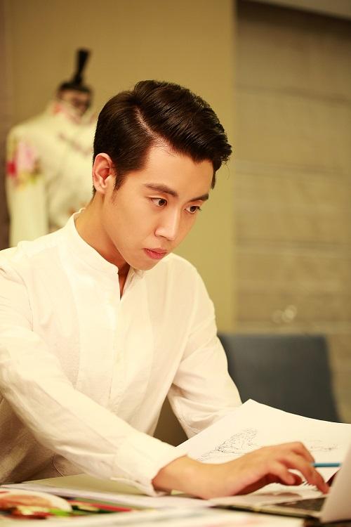 宋沐泽为《剩女脱单记》挑战女装 拍摄片场负伤