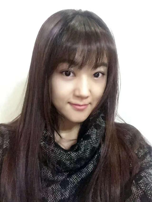 王小玮剪空气刘海 减龄发型少女感十足