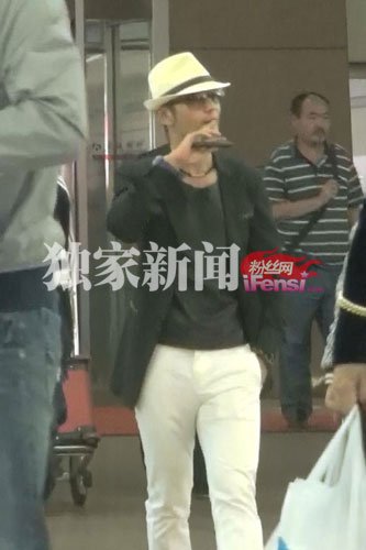 黄晓明赶赴机场甜蜜接机 Angelababy爱得痴缠