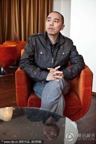 《能召回前世的布米叔叔》导演拍摄酷帅写真_