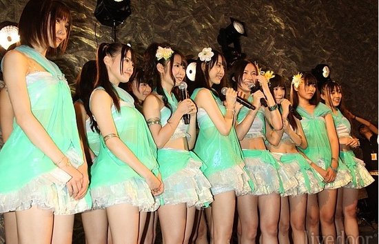 SKE48举行发行纪念活动 性感舞台装引人注目
