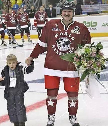 今天阅兵捕获正太一枚!白俄罗斯小王子太呆萌