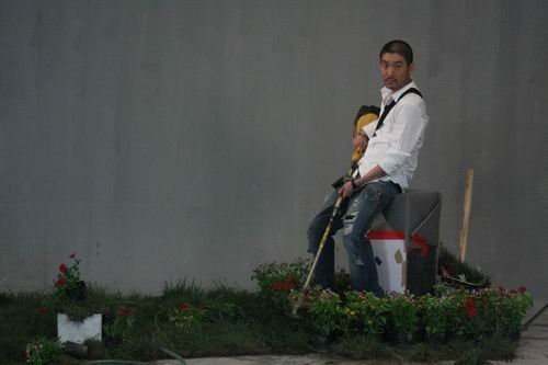 “孙权”扮演者张博成时尚新宠 化身园丁登杂志【图】