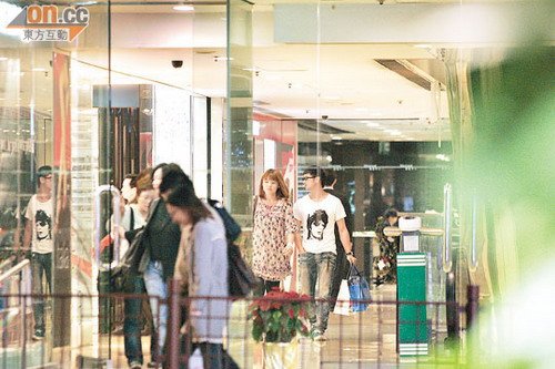 田亮丢下老婆与女助手赴港 血拼扫货大有收获