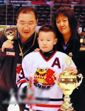 英达与现任妻子梁欢一起庆贺小儿子冰球比赛获胜