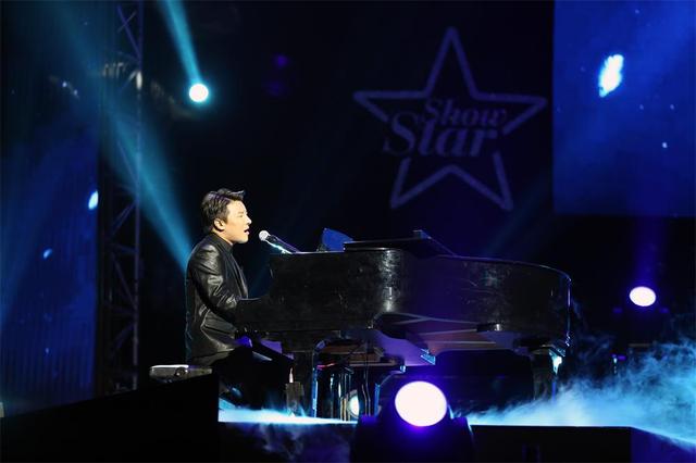 曹轩宾出席时尚星秀盛典 颁奖与贾乃亮续旧情