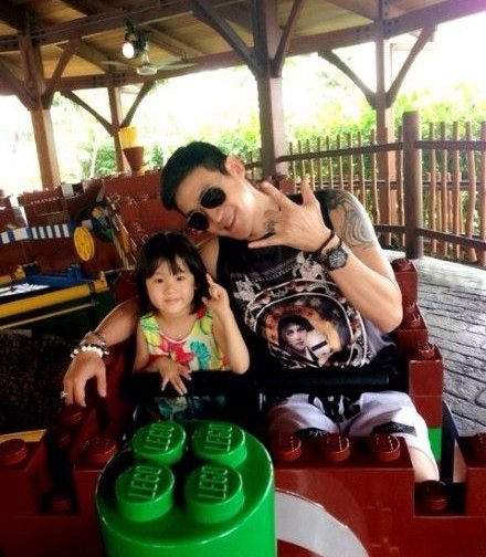 陆毅携女逛游乐场 4岁女儿活泼可爱(图)