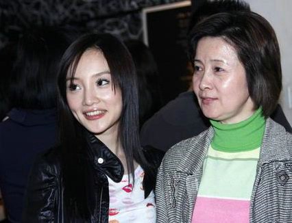 李小璐婚后赴港血拼与妈妈亲密逛街似姐妹