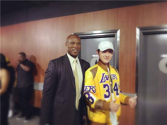 黄子韬受邀观赛NBA 还和湖人教练亲密合影