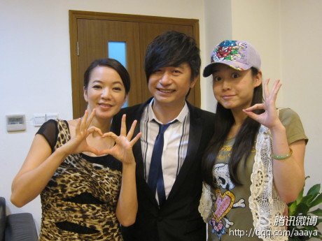 最近歌手黄舒骏与新婚妻子做客节目