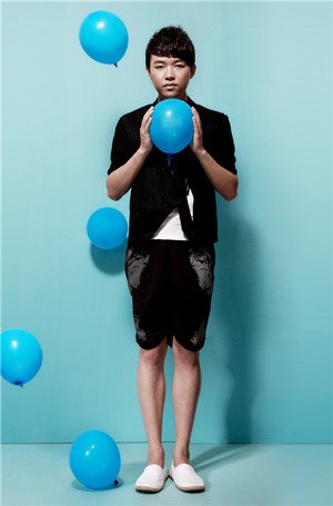 刘嘉亮深夜苦练打碟技巧 笑言进军DJ界