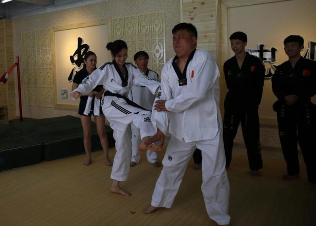 赵家班宋晓峰《槑头槑脑》首播超《余罪》