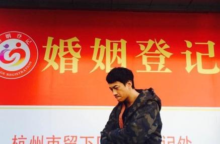 39岁 何润东 疑 结婚  只身一人 婚姻登记 处前拍照