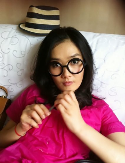 凤凰传奇主唱<em>玲花</em>晒<em>照片</em>俏皮可爱 -- 你名字真